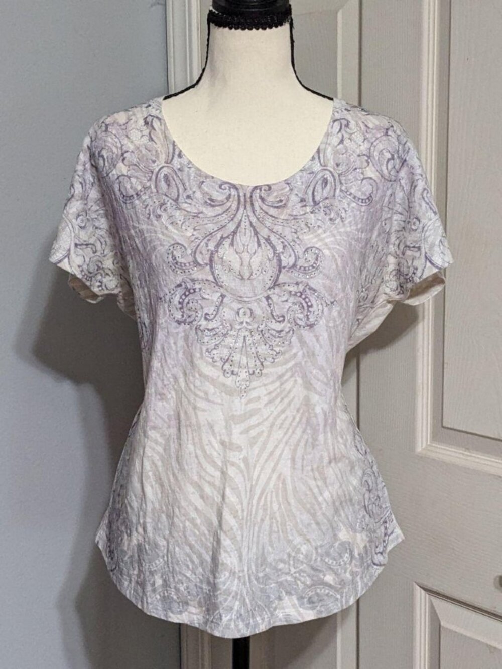 Vintage Y2K Lavender Paisley Filigree Graphic Tee Scoop Neck Top